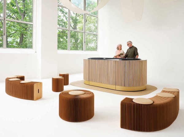 Ein Paar steht neben einem Kokon in sehr schöner Umgebung.