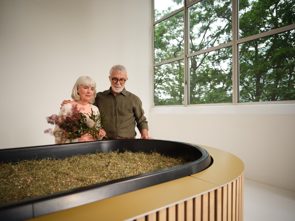 Eine verstorbene Person ist im Kokon eingebettet