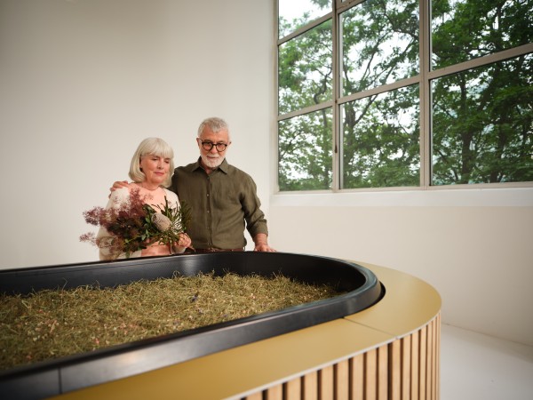 Eine verstorbene Person ist im Kokon eingebettet