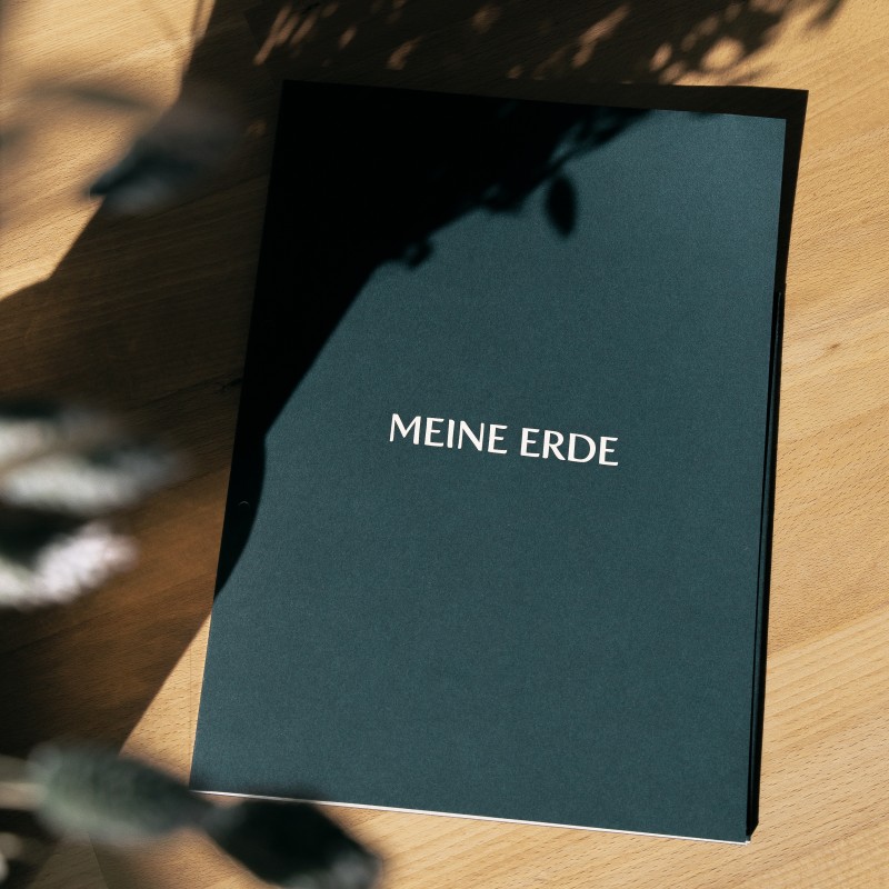 Meine Erde Bestattungsverfügung liegt auf einem Holztisch